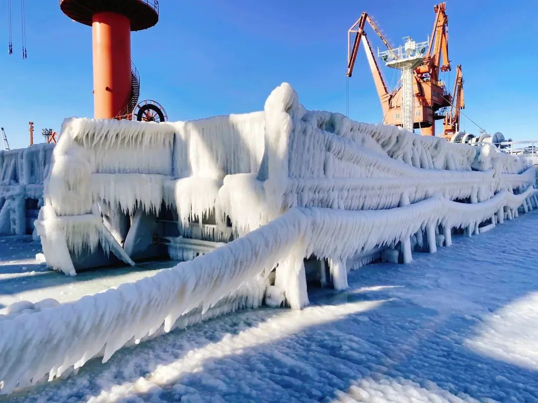一线闪光纪实 | 渤海上奏起锤子斧头榔头“冰雪交响”——“北部湾崇左” 轮破冰天津