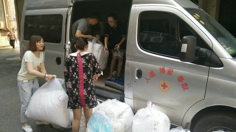 公司向南京市红十字会捐赠衣物等