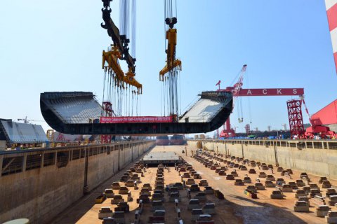 江苏远洋在大连中远海运川崎船厂投资建造的两艘6.1万吨超灵便型散货船举行铺龙骨仪式