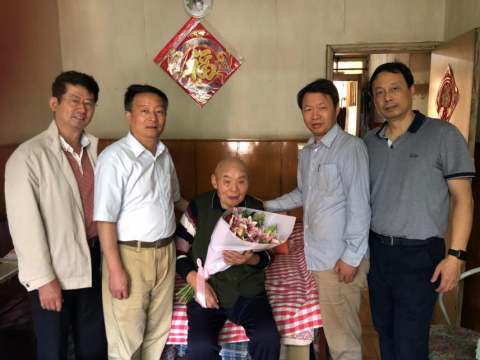 江苏远洋领导班子慰问离休老干部和全国劳动模范