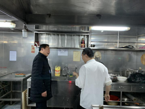 江苏远洋船员公司负责人节前登轮慰问一线船员