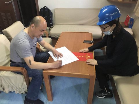 落实全面从严治党 压实党建工作责任 ——纪检监察室赴“江远锦州”轮开展廉洁课堂