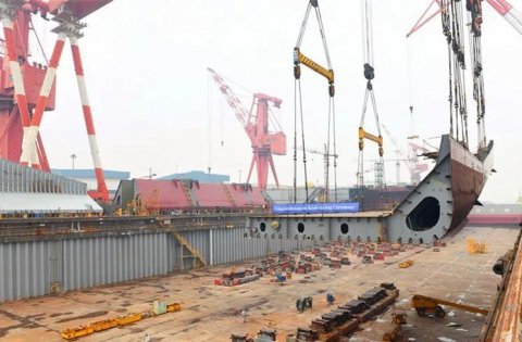 江苏远洋6.1万吨超灵便型散货船NE307举行铺龙骨仪式