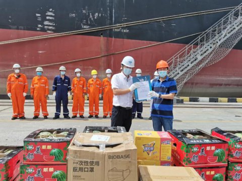 省港口集团工会主席章俊一行慰问江苏远洋一线船员