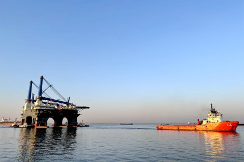 江苏省港口集团苏港航务公司圆满完成大型半潜式重吊生活平台拖带任务