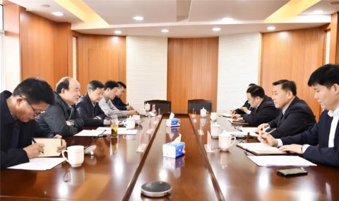 江苏省综合交通运输学会(协会)副理事长、港航分会会长王昌保一行莅临江苏远洋调研航运专业委员会工作