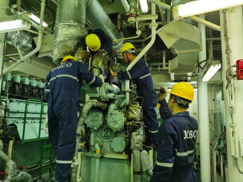 “两在两同”建新功,远洋一线党旗红 | 一场与八级海上风暴的“终极赛跑”