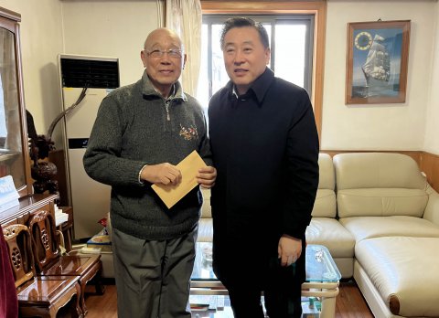 晁阳带队走访慰问江苏远洋老党员老干部